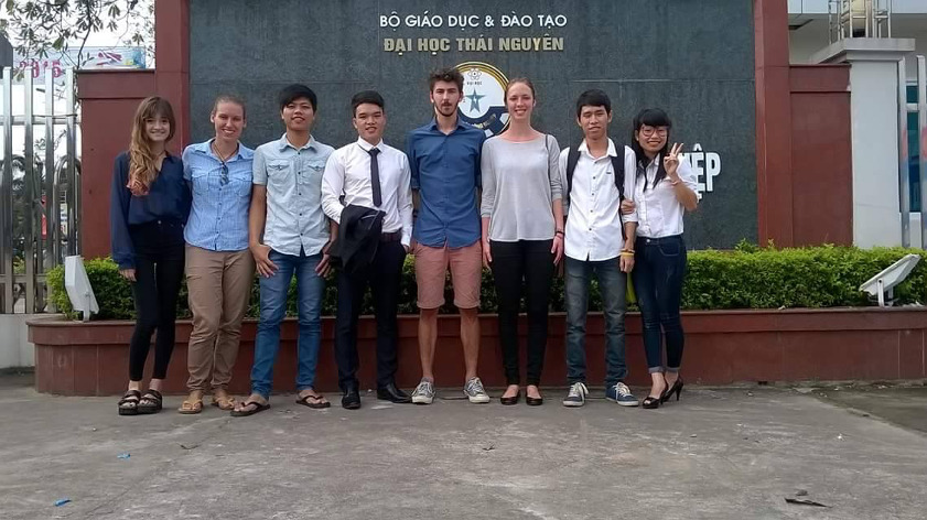 2022 - Câu lạc bộ Tiếng Anh Khoa Điện tử - FEE | TNUT đã quay trở lại, lợi hại hơn xưa 12 anh bìa 1