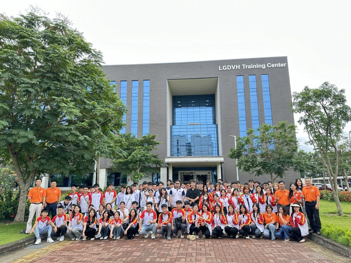 441466265_818452083676777_610159427782734727_n thăm quan tại LG Display VN