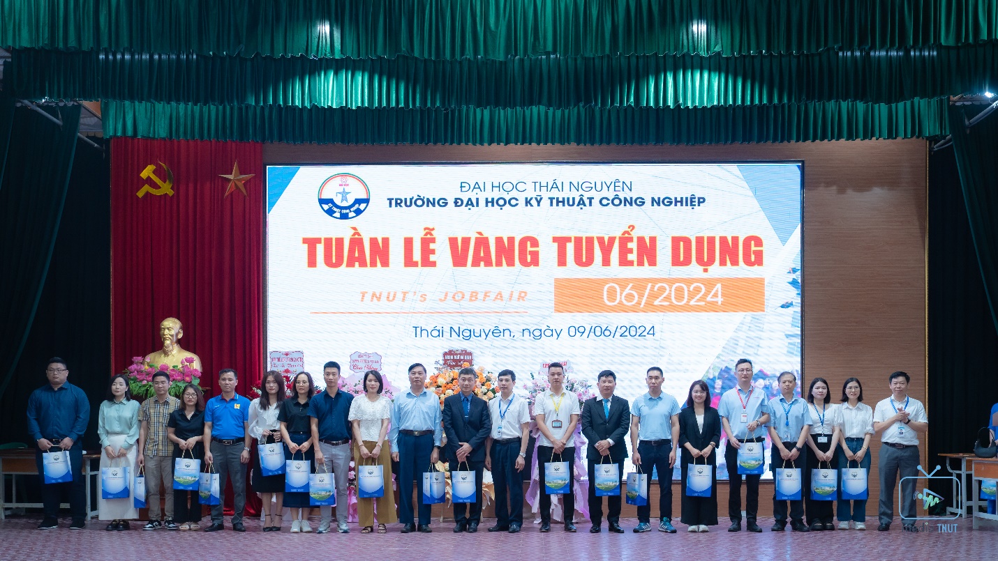 tuần lễ vàng tuyển dụng